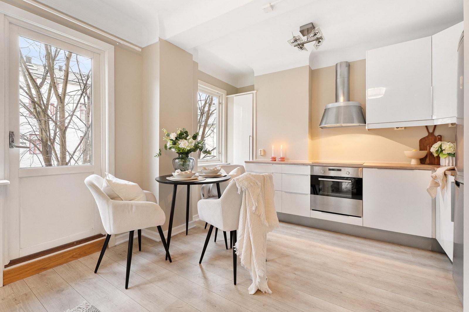 Kjøkkeninnredningen har et lyst og tidløst design. Galleribilde