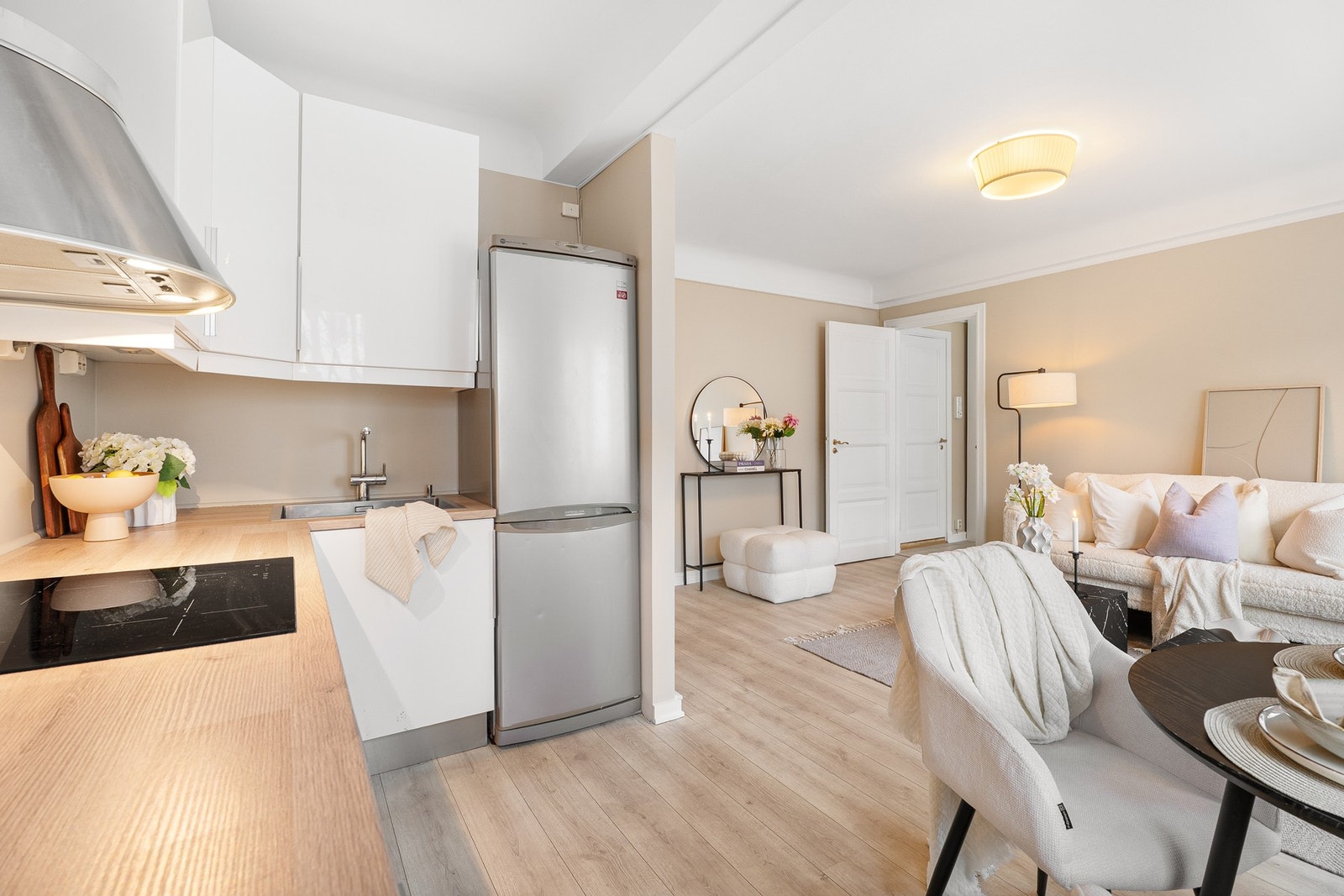 Kjøkkenet er behagelig tilbaketrukket fra stuedelen. Galleribilde