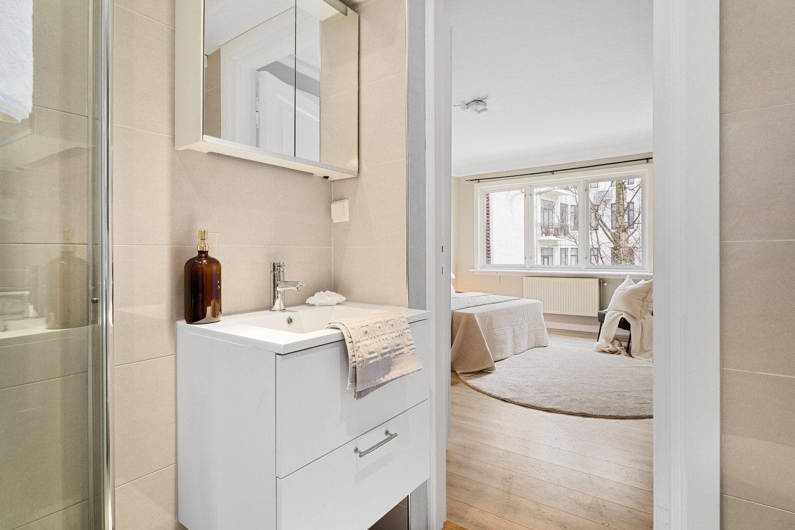 Godt med oppbevaringsplass i skuffer og veggskap. Galleribilde