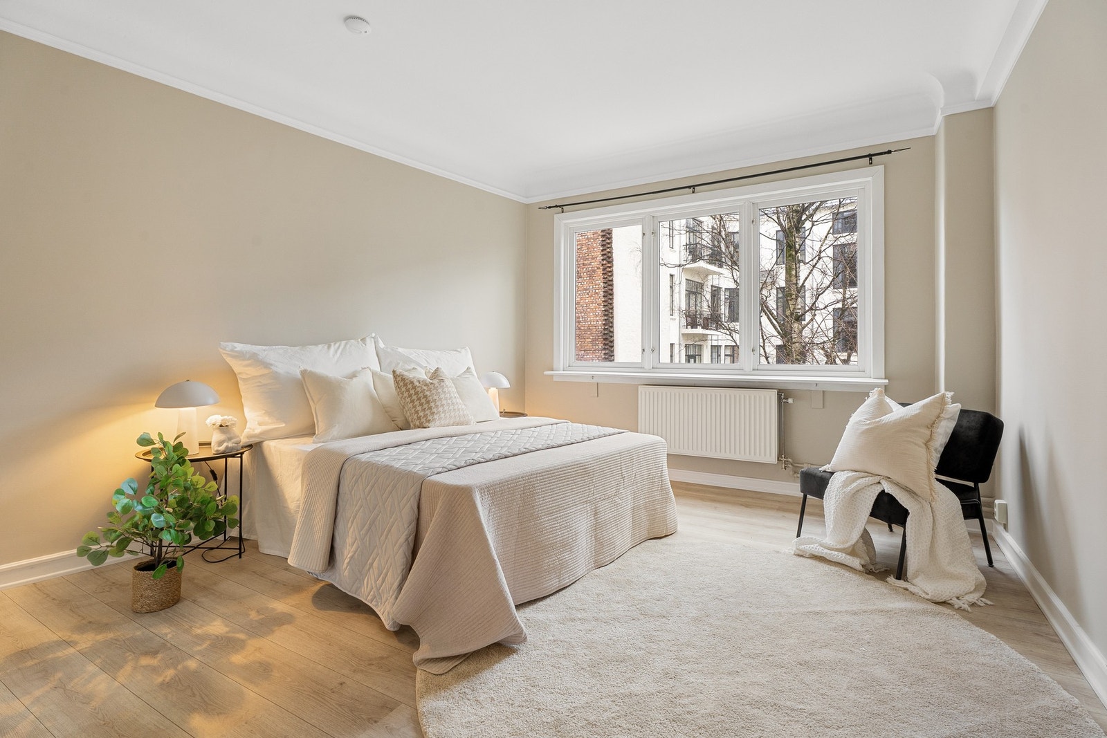 Leilighetens soverom er av god størrelse med plass til stor seng med tilhørende møblement. Galleribilde