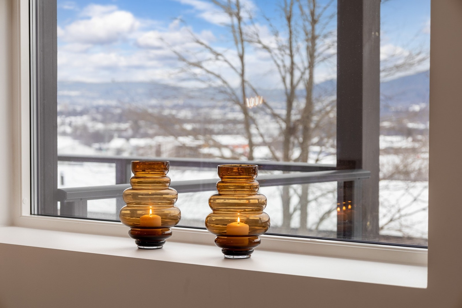 Delikate og moderne detaljer mellom vegger og vindu Galleribilde