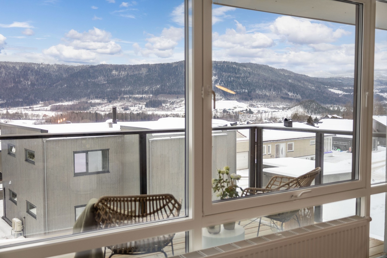 Er det noen ekstra kalde dager kan du fortsatt nyte den utrolige utsikten fra stuen like godt som balkongen Galleribilde