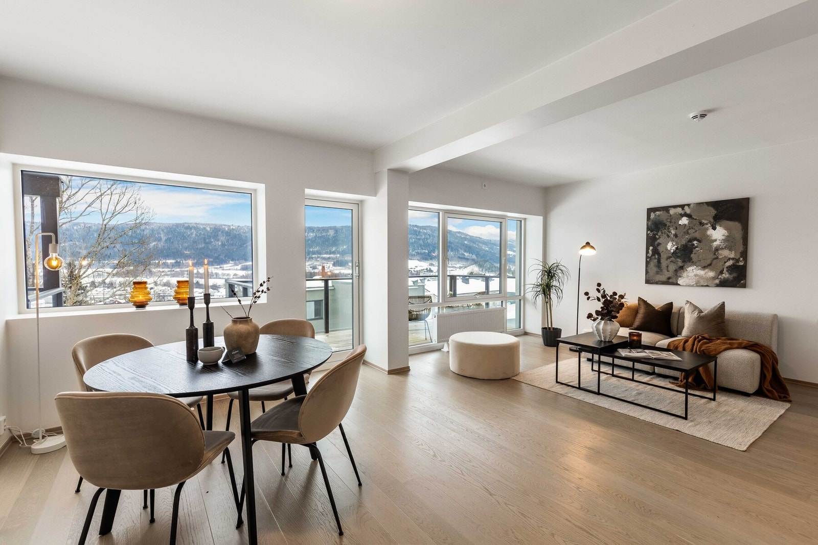 Lys og luftig oppholdsrom med god plass til spisegruppe og sofa Galleribilde