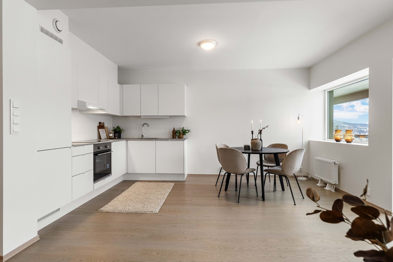 Moderne kjøkkeninnredning fra 2023 med integrerte hvitevarer og et tidløst, minimalistisk uttrykk Galleribilde