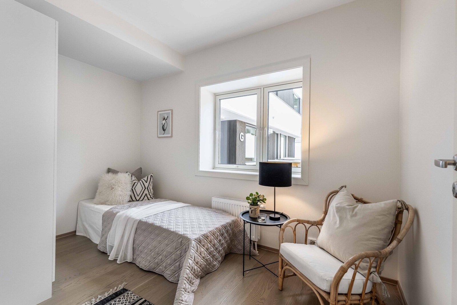 Leilighetens andre soverom passer perfekt som barnerom, gjesterom eller et inspirerende hjemmekontor Galleribilde