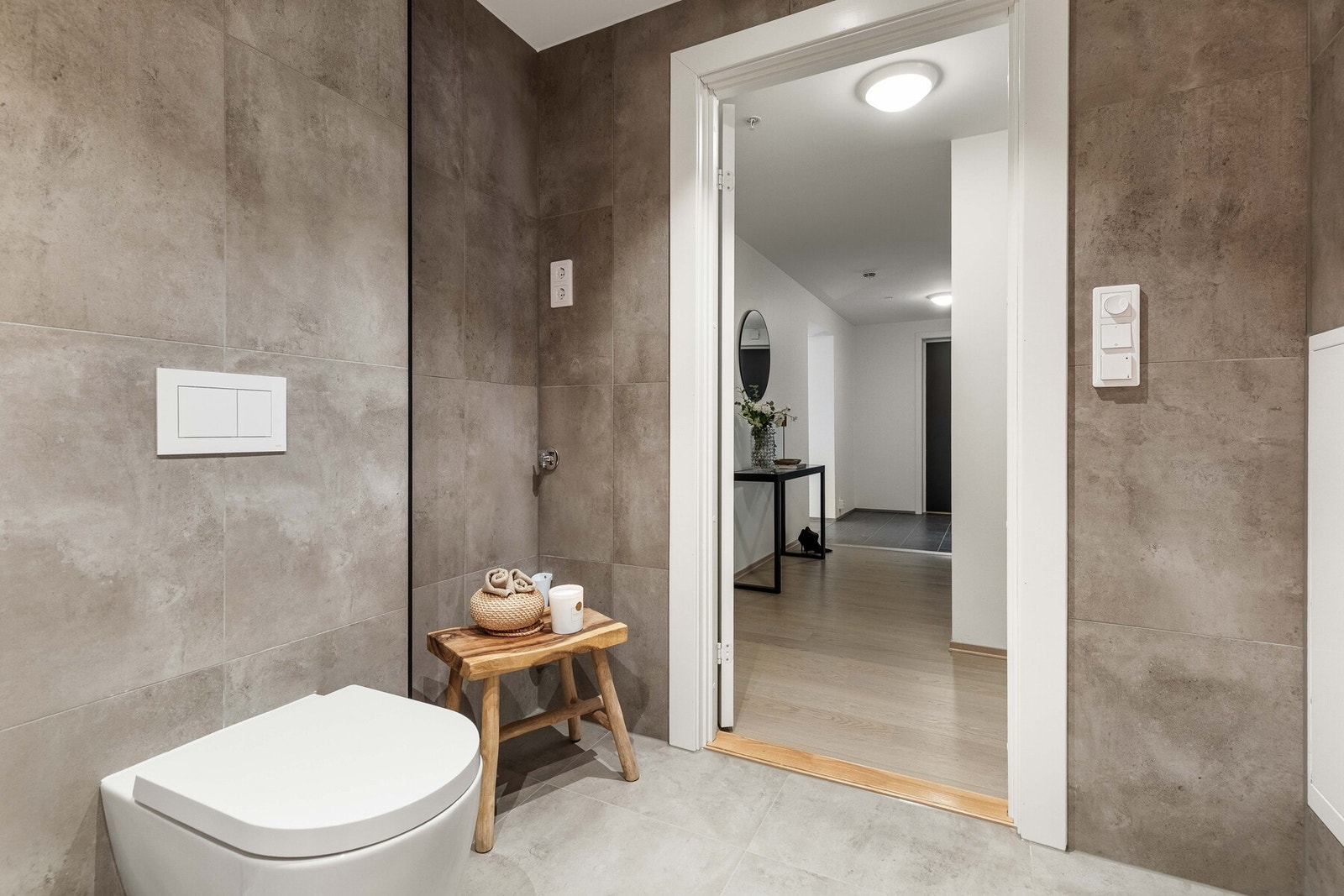 En gjengående stil i hele baderommet gjør det til et behagelig syn for øynene Galleribilde