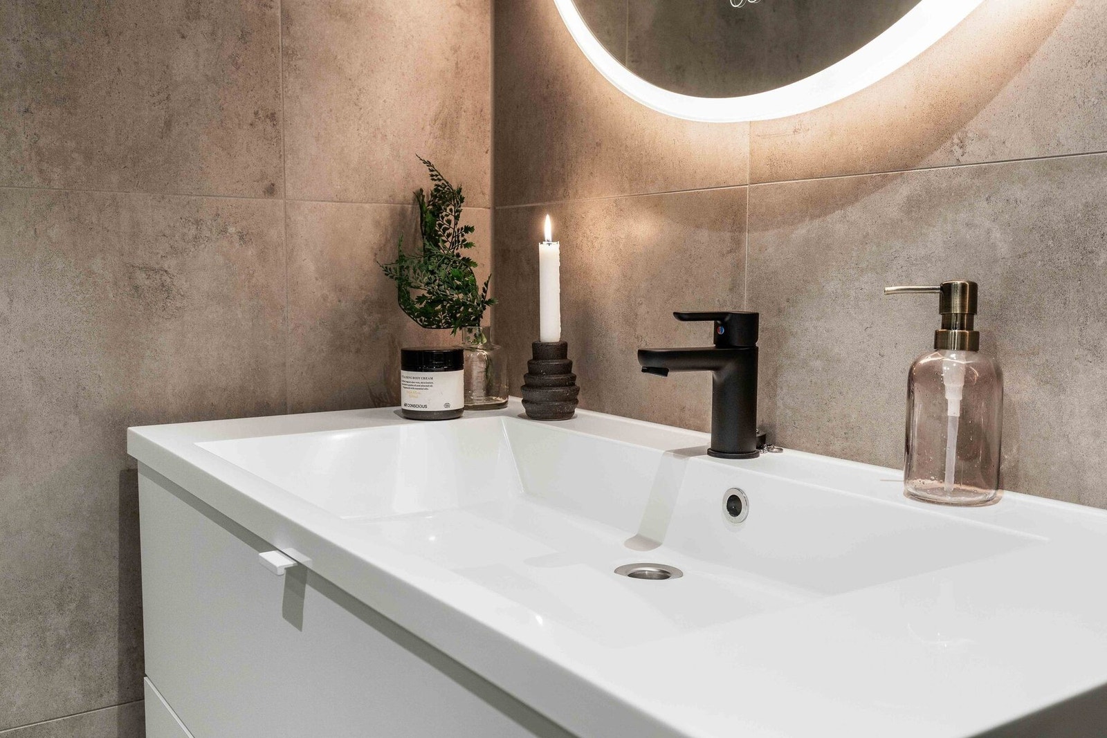 Moderne og funksjonelle løsninger som skaper en gjennomført stil på baderommet Galleribilde