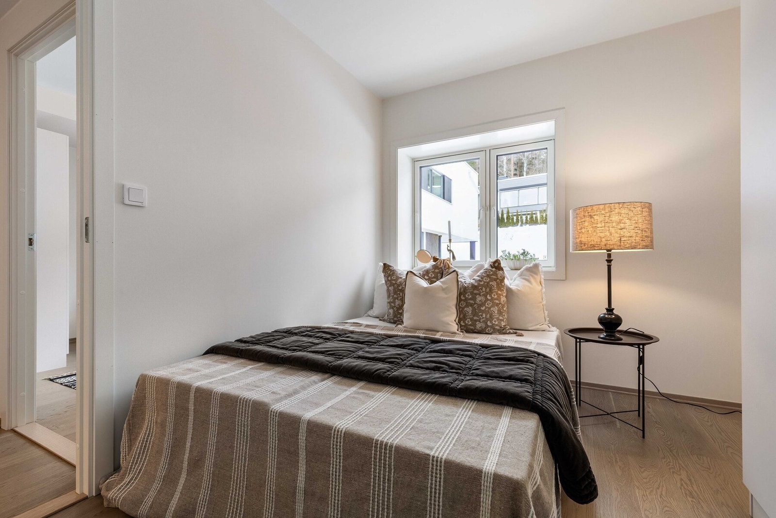 Soverommet har en moderne standard og nøytrale fargevalg som gjør det enkelt å innrede etter egen smak Galleribilde