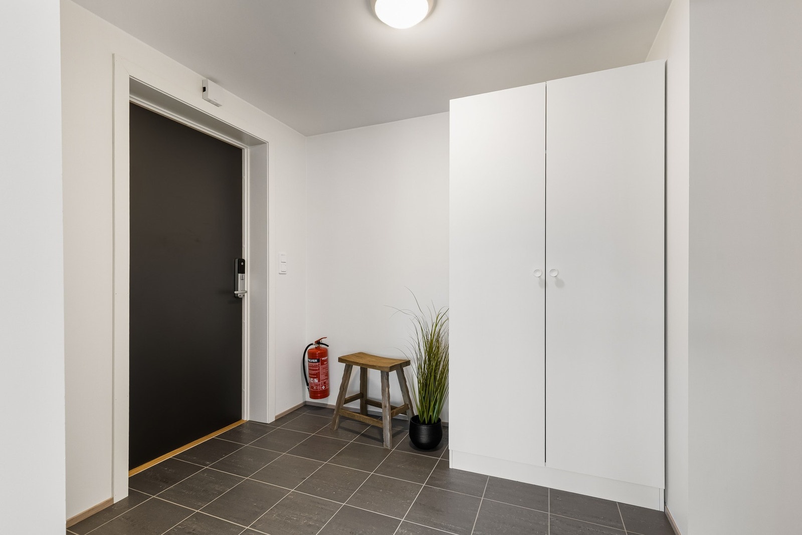 Plass til å henge opp jakker og legge fra seg sko i den romslige entréen Galleribilde