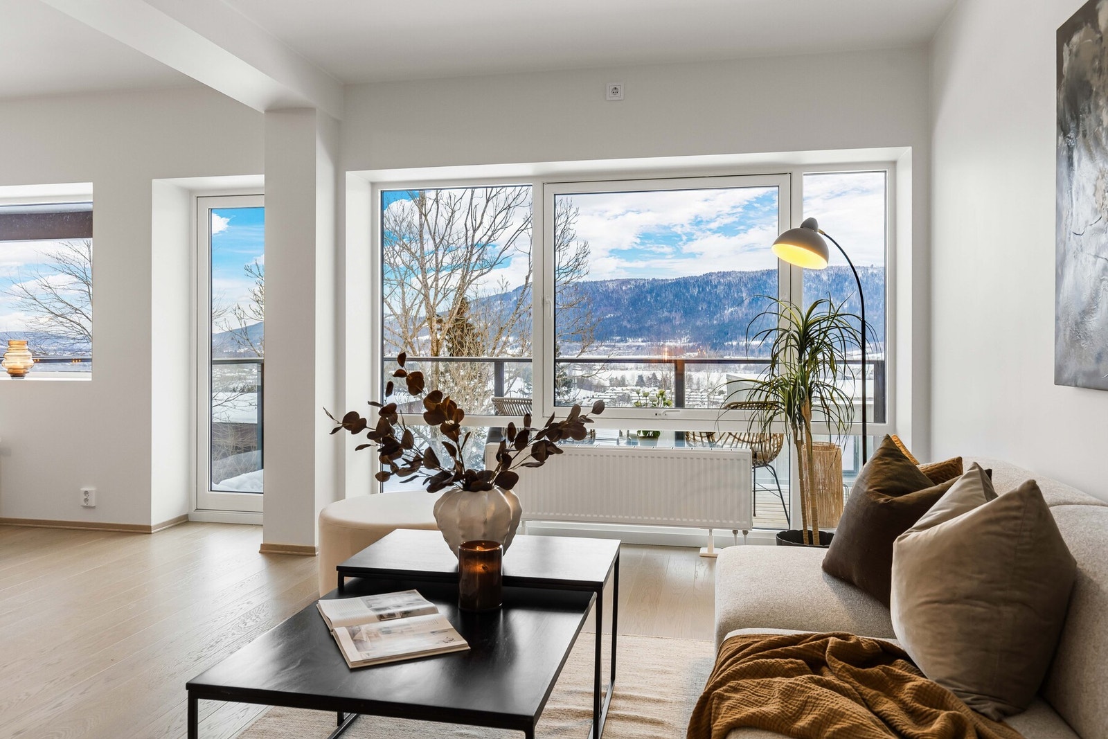 Inviterende stue preget av naturlig lys og lyse overflater Galleribilde