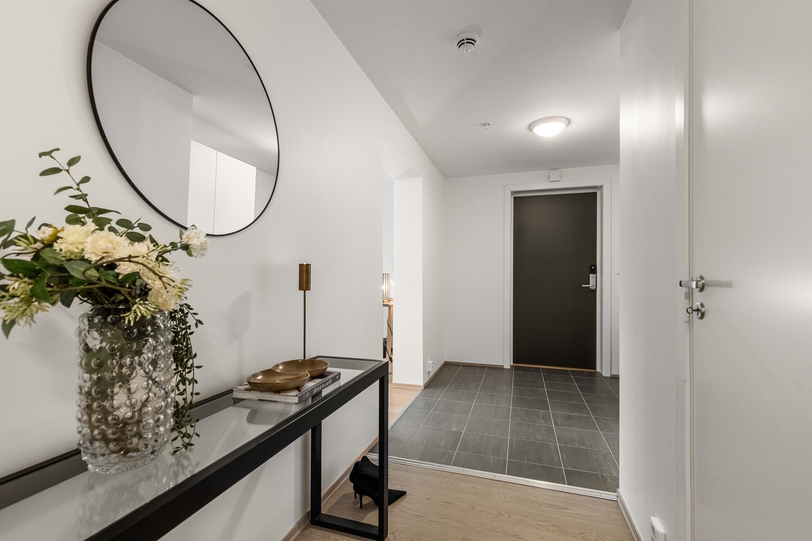 Naturlig skille mellom entré og resten av leiligheten Galleribilde