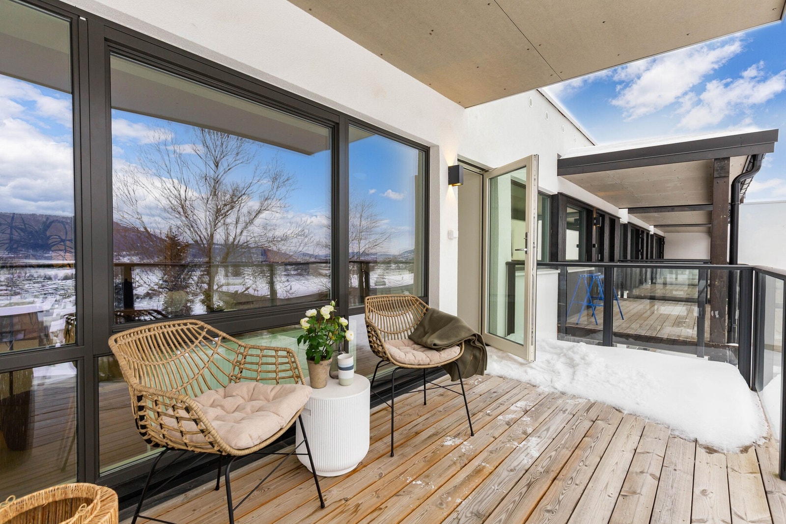 Stor og solrik balkong med fantastisk utsikt - en perfekt forlengelse av stuen på fine dager Galleribilde
