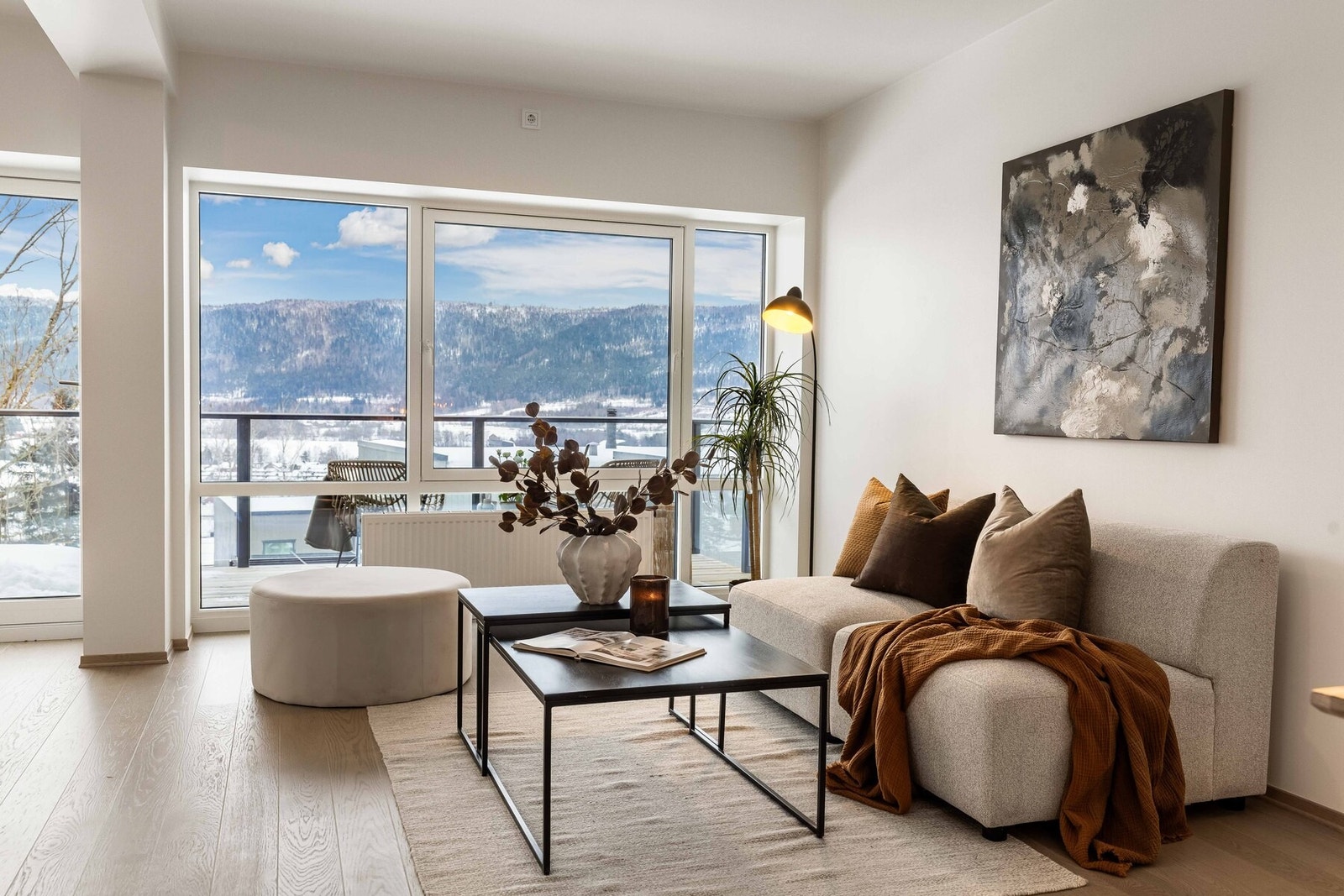 Gjennomført og moderne stue - klar for innflytting Galleribilde