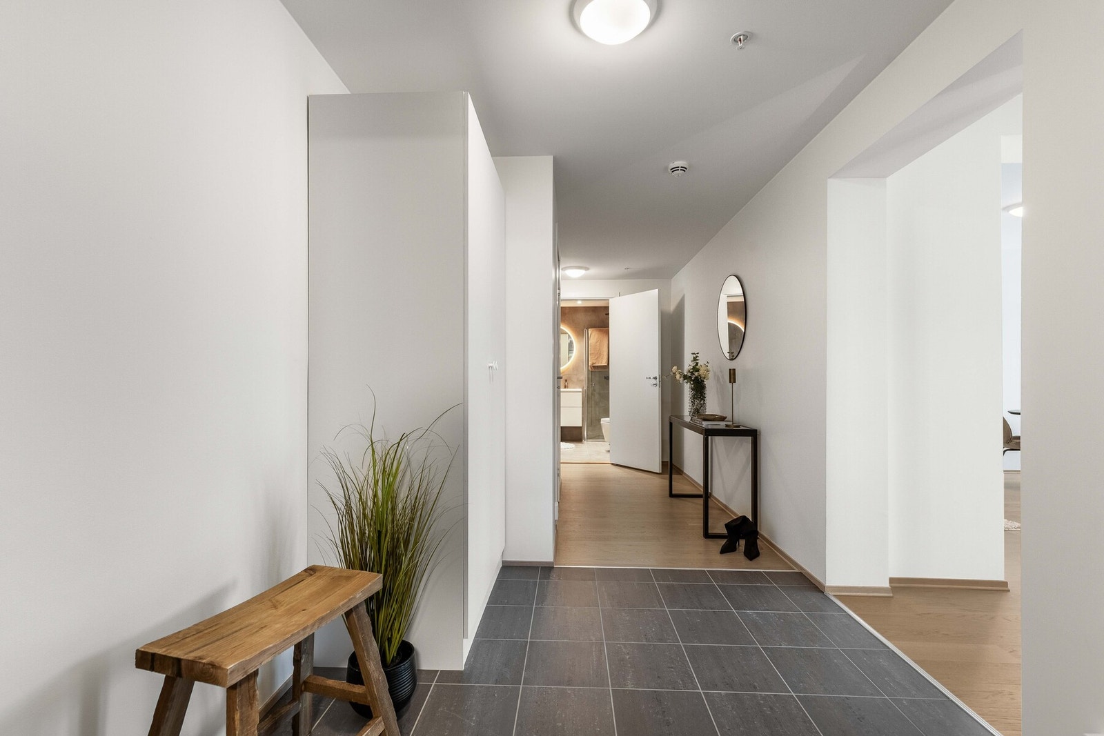 nnbydende entré med praktiske fliser og en moderne følelse som ønsker deg velkommen hjem Galleribilde