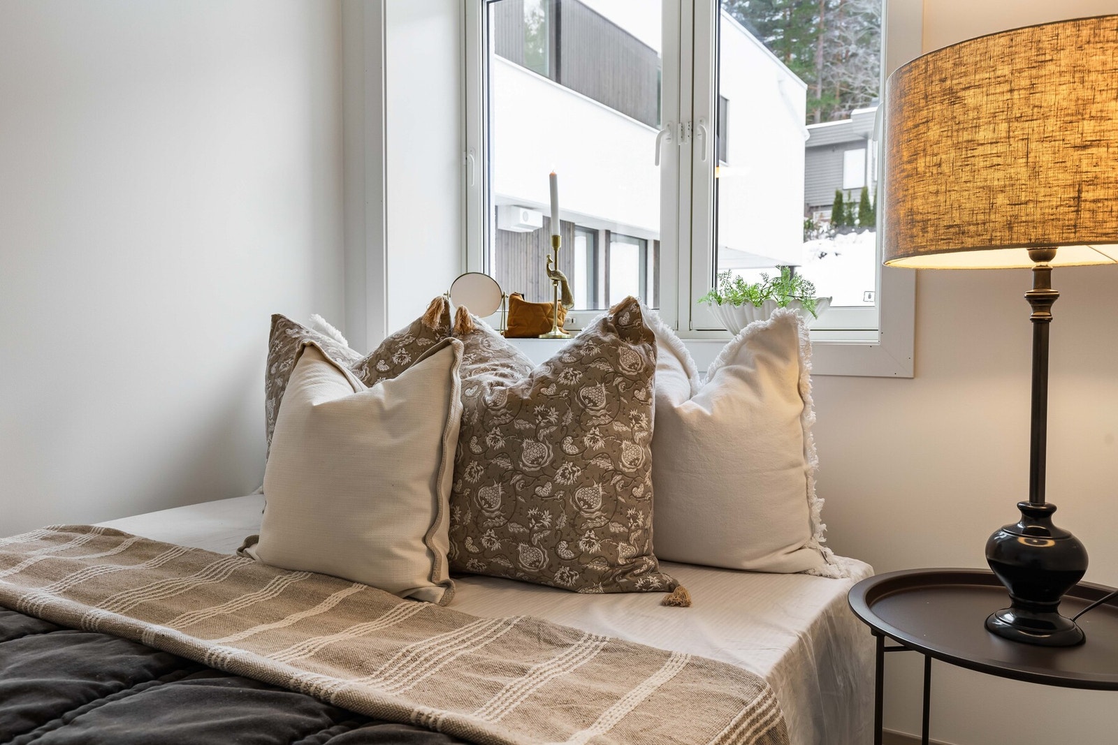 Vindusflater som gir rikelig med naturlig dagslys Galleribilde