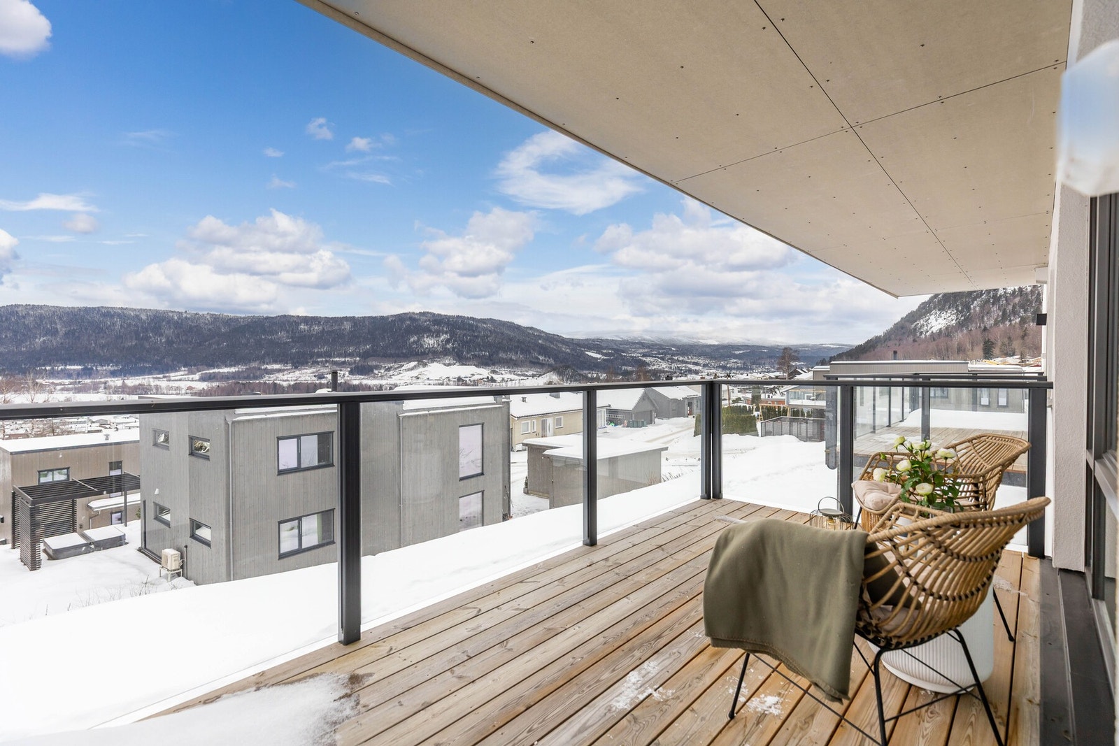 Nyt kaffekoppen her! Balkongen byr på god plass til sittegruppe og en flott, vidstrakt utsikt Galleribilde
