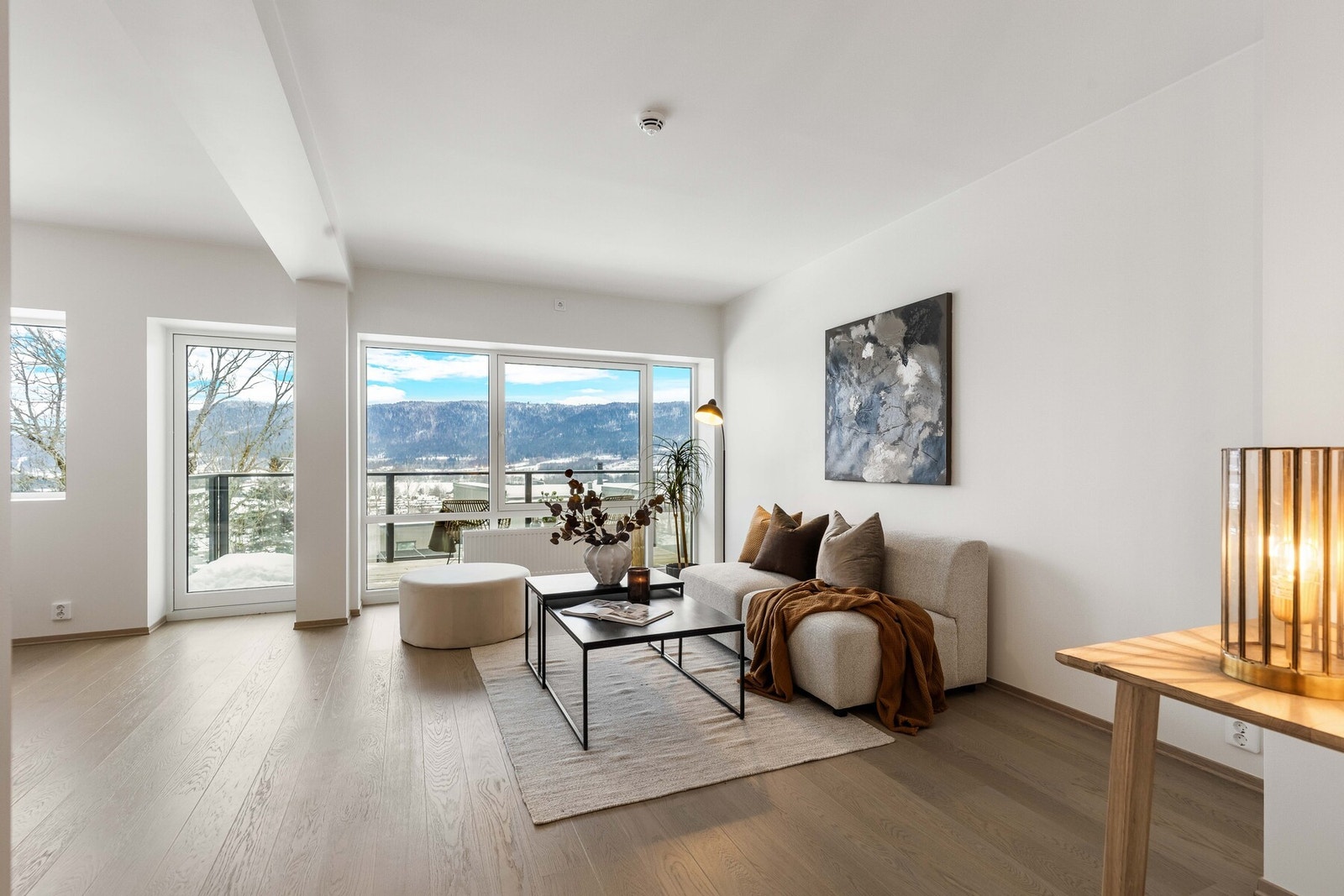 I stuen er det enkel tilgang til balkong med flott utsikt utover Drammen Galleribilde