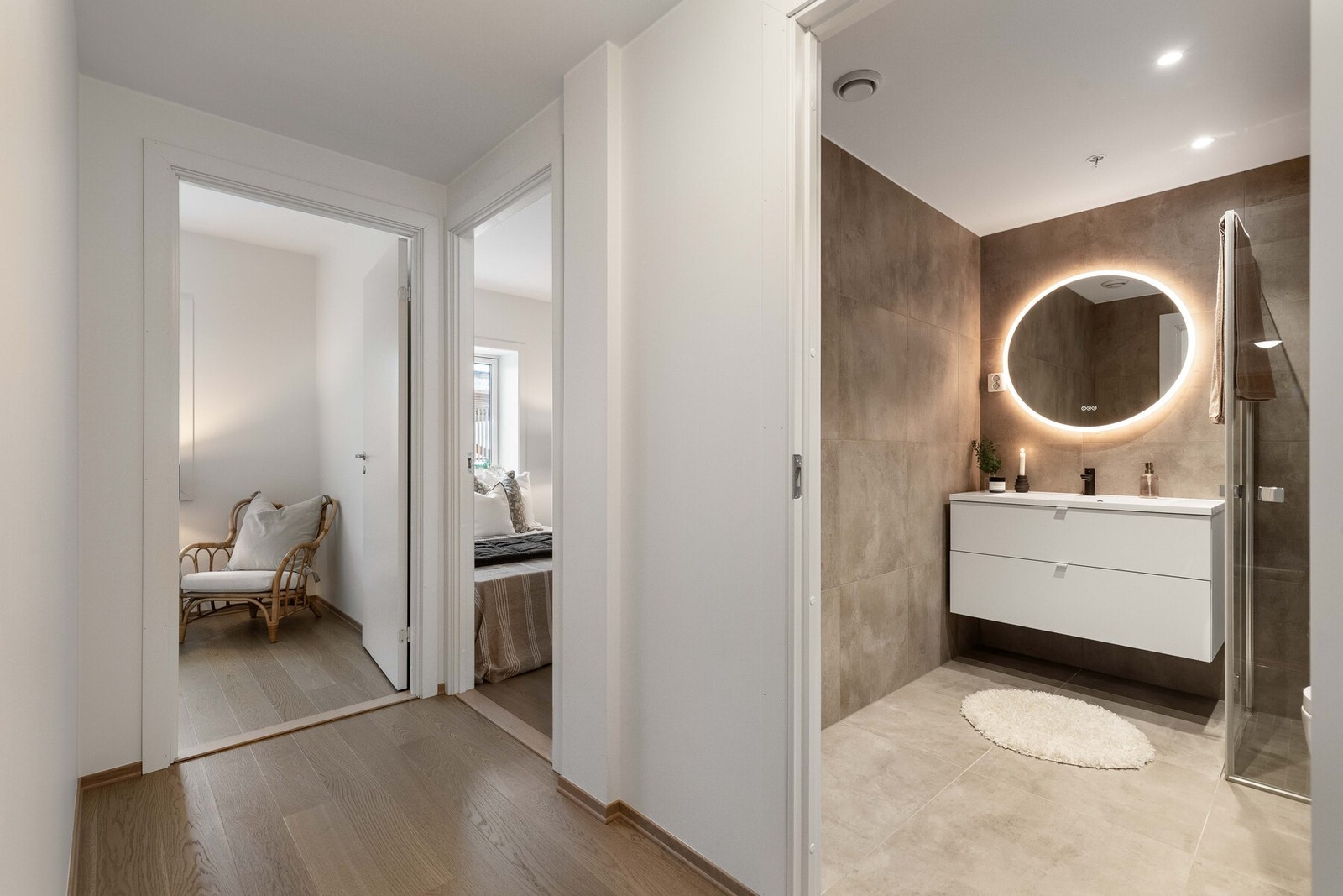 Fra soverommene har du enkel tilgang til baderommet Galleribilde