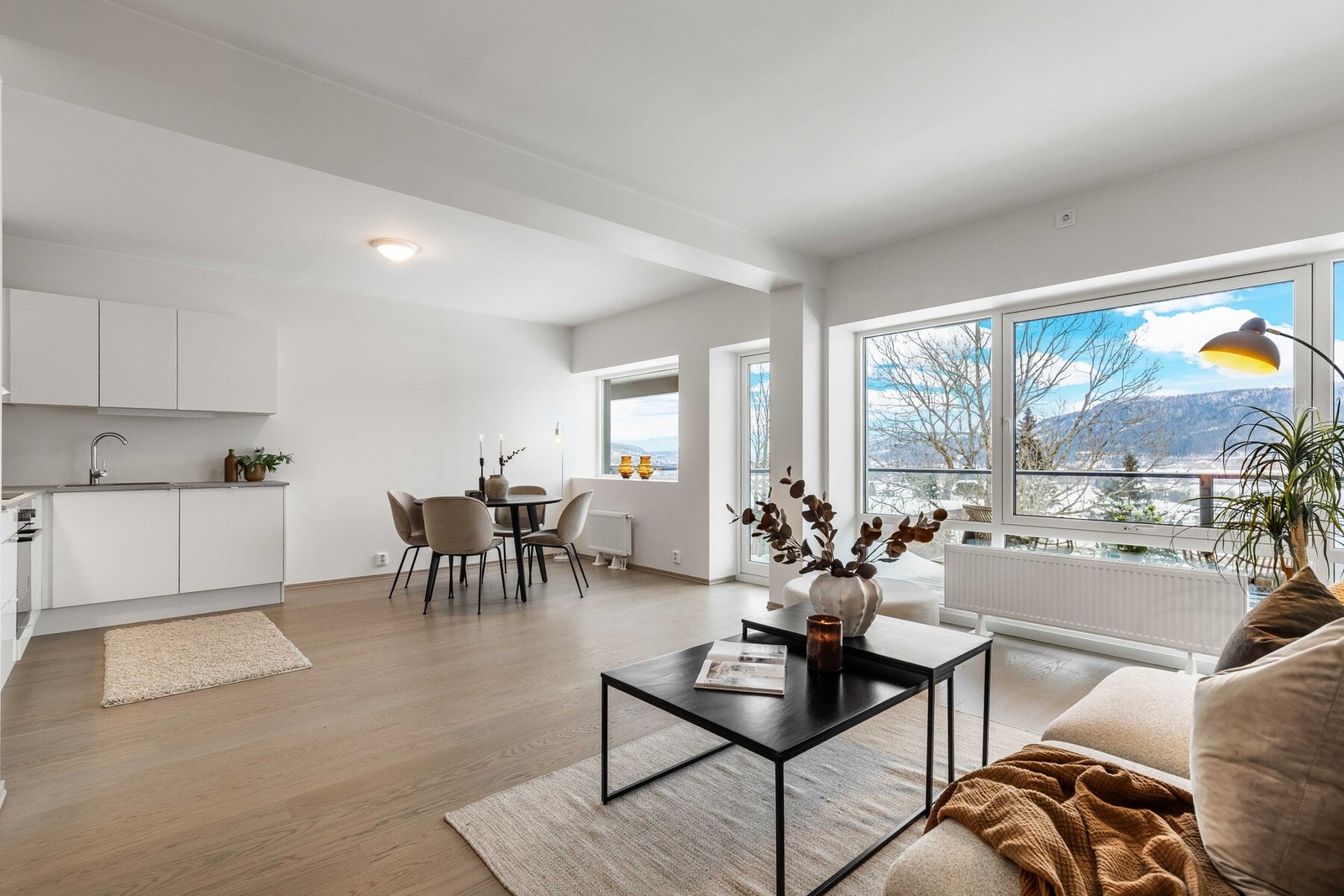 Åpen og moderne stue med store vinduer og nydelig utsyn Galleribilde