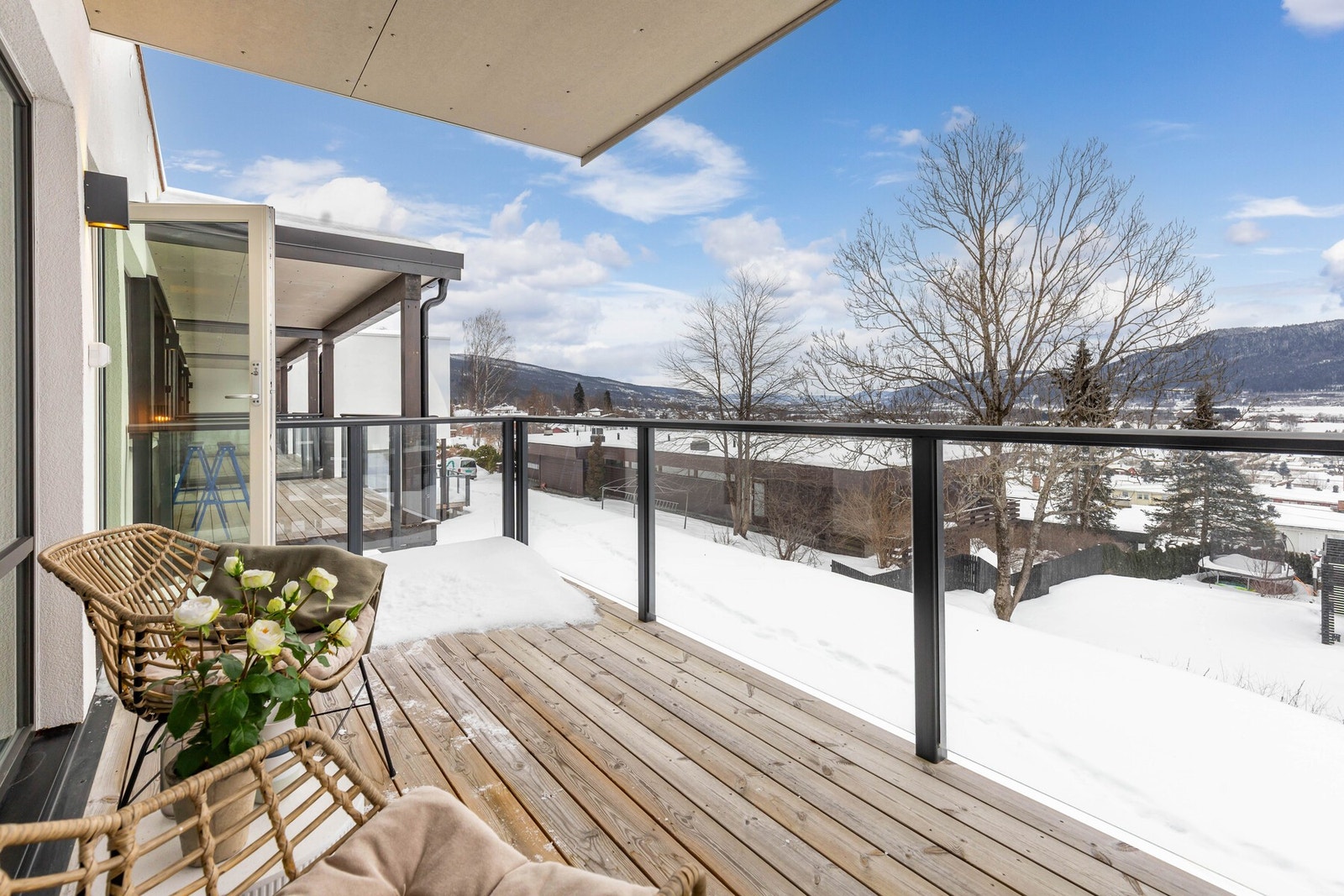 Romslig balkong med moderne glassrekkverk som maksimerer utsikten og lysinnslippet Galleribilde