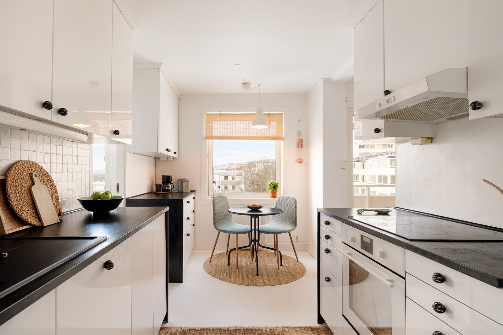 Innredningen har glatte fronter og laminat benkeplate med skyllekum i plastkompositt. Galleribilde