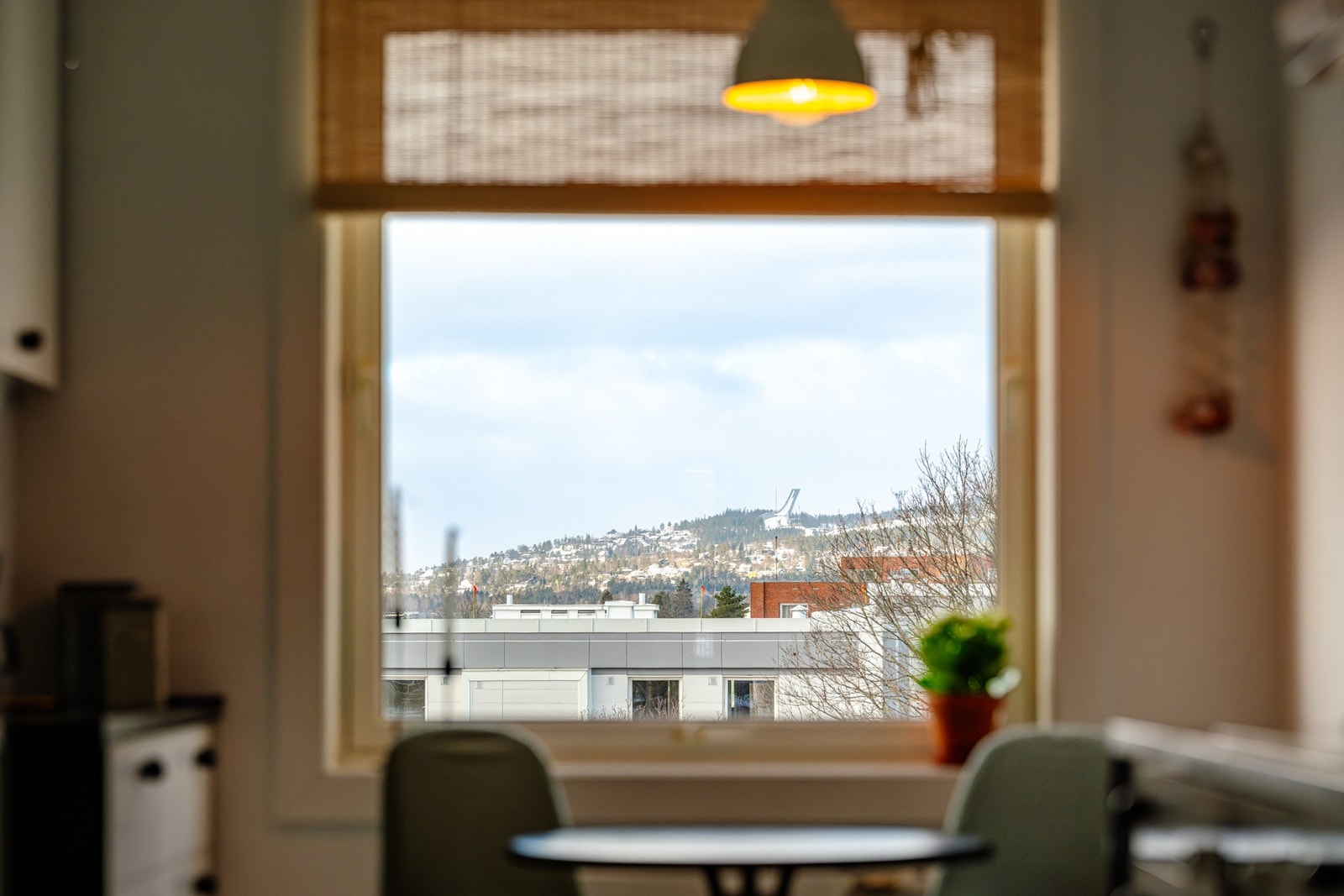 Ved vinduet er det plass til et hyggelig spisebord - perfekt for rolige frokoster med flott utsikt. Galleribilde