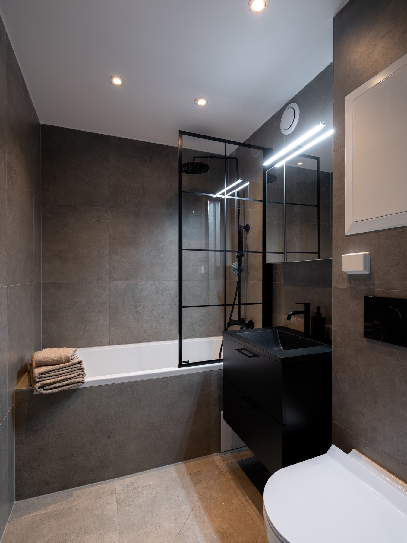 Delikat baderom pusset opp i 2021. Badet har gulvvarme og downlights i himling, og fremstår moderne og stilrent. Galleribilde