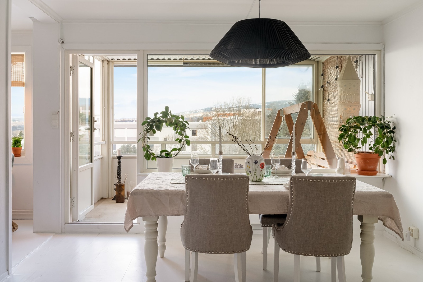 De store vindusflatene slipper inn rikelig med naturlig lys og bidrar til en åpen og luftig romfølelse. Galleribilde