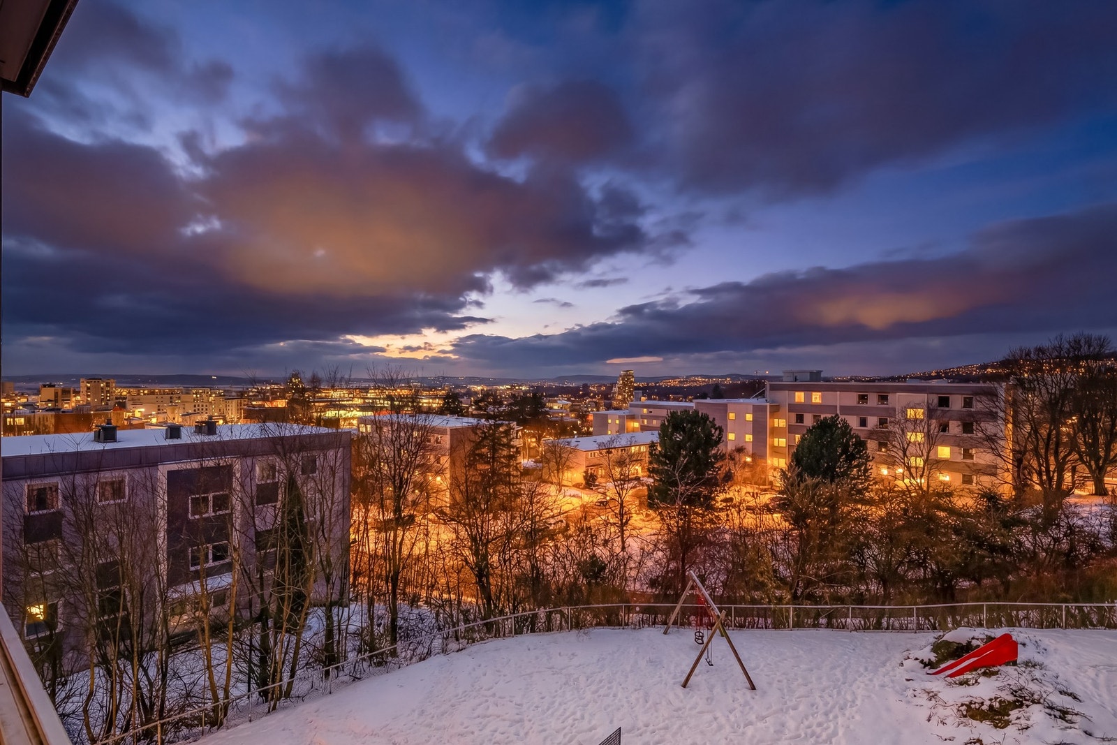 Her får du gleden av en nordvestvendt, innglasset balkong på 10 kvm med flott utsikt over by og fjord! Galleribilde