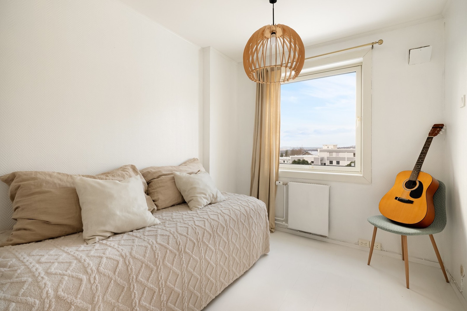 Her er det god størrelse med plass til seng, skrivebord og oppbevaring. Galleribilde