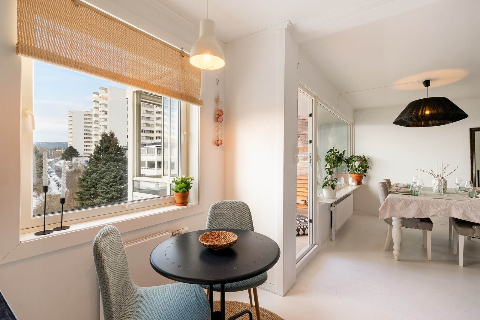 Kjøkkenet ligger i delvis åpen løsning til stuen. Galleribilde