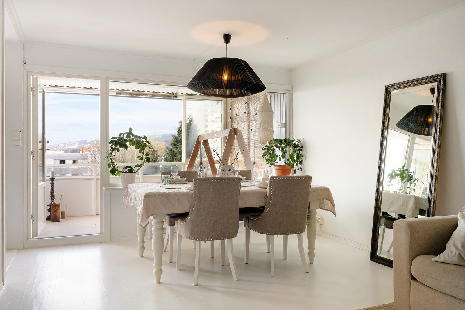 Stuen fremstår som boligens naturlige samlingspunkt - et romslig og lyst oppholdsrom med en behagelig atmosfære. Galleribilde