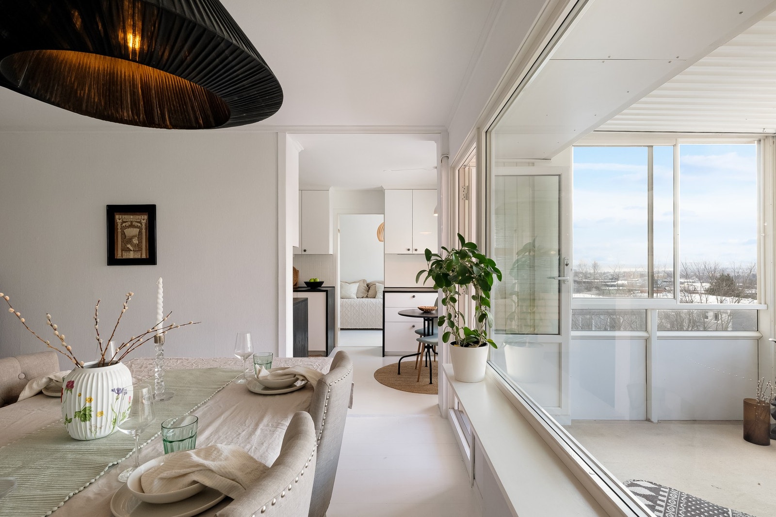 Fra stuen har du direkte adkomst til den innglassede balkongen. Galleribilde