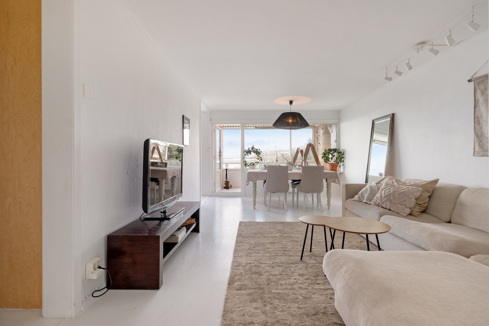 Her er det god plass til en større sofagruppe med tilhørende salongbord og mediemøblement, samtidig som rommet gir fleksible møbleringsmuligheter for både lesekrok, ekstra sitteplasser eller en liten hjemmekontorløsning dersom ønskelig. Galleribilde