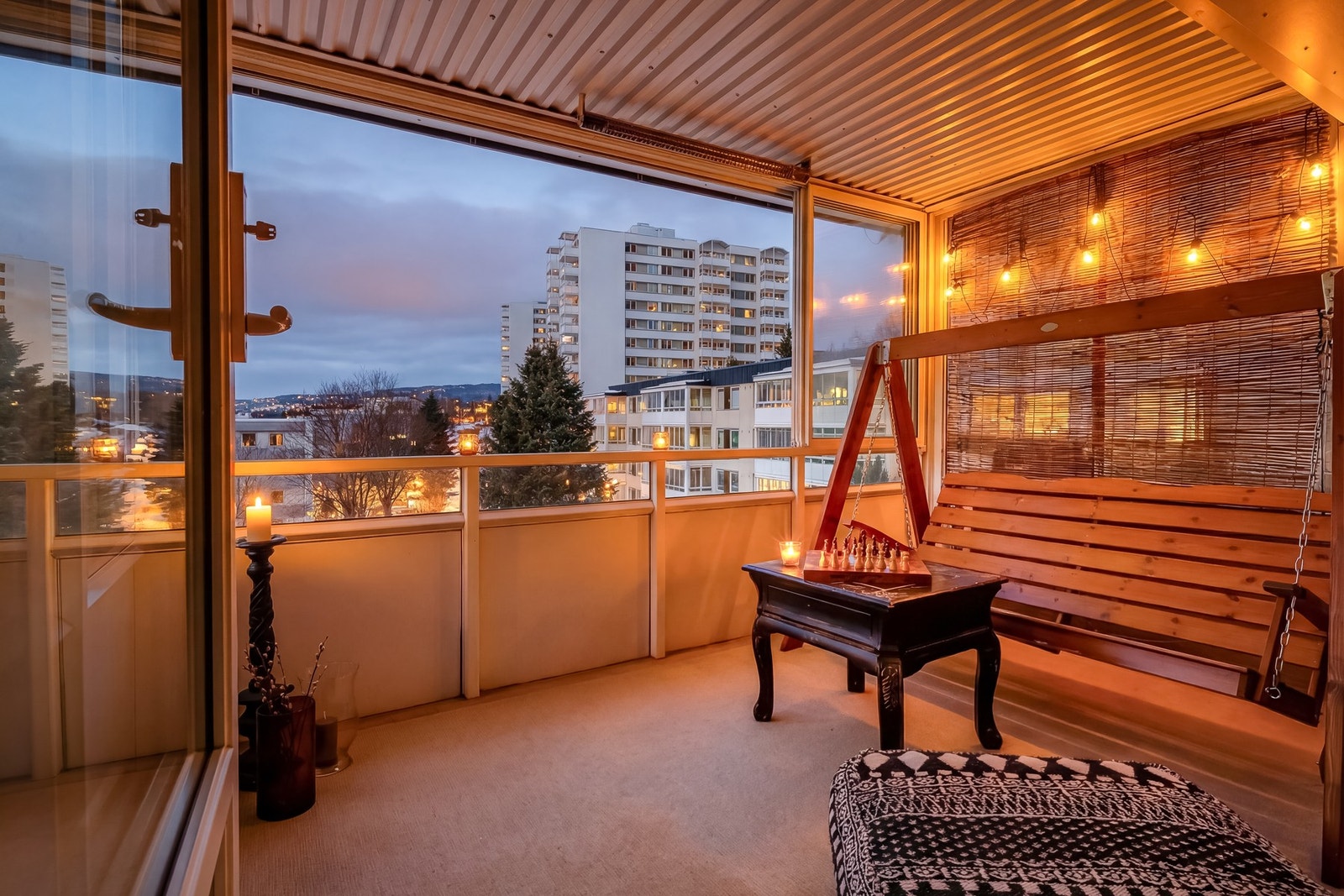 Balkongen er på ca. 10 kvm og byr på god plass til loungemøbler, grill og beplantning. Galleribilde