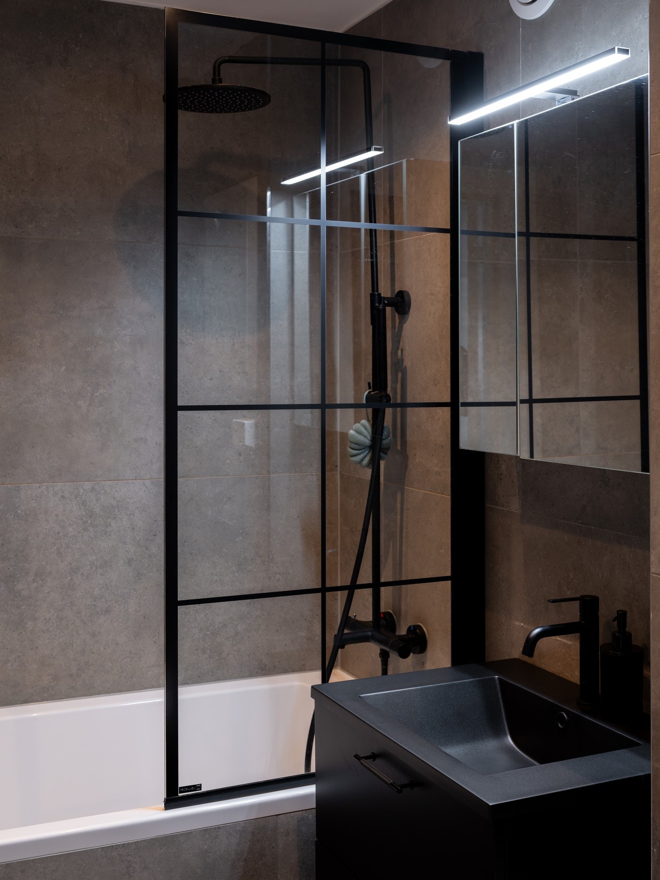 Innredningen består av skuffer med ovenpåliggende servant og speilskap med belysning. Galleribilde