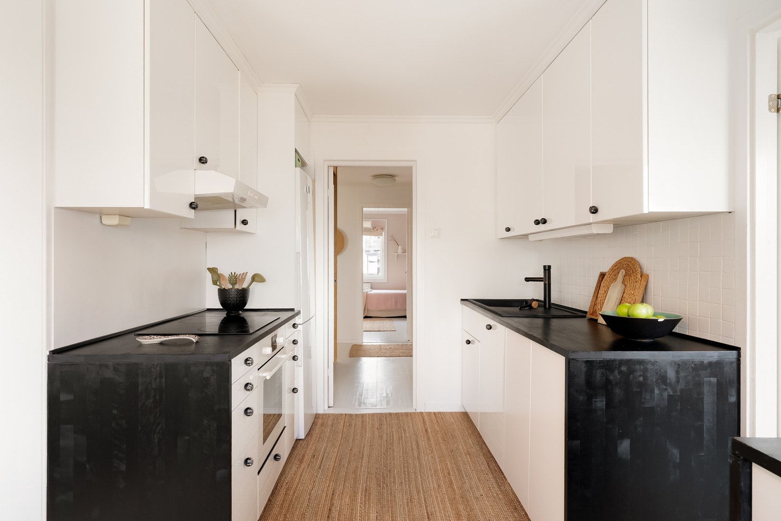 Kjøkkenet er utstyrt med integrert platetopp, stekeovn og oppvaskmaskin, som medfølger ved salg. Galleribilde