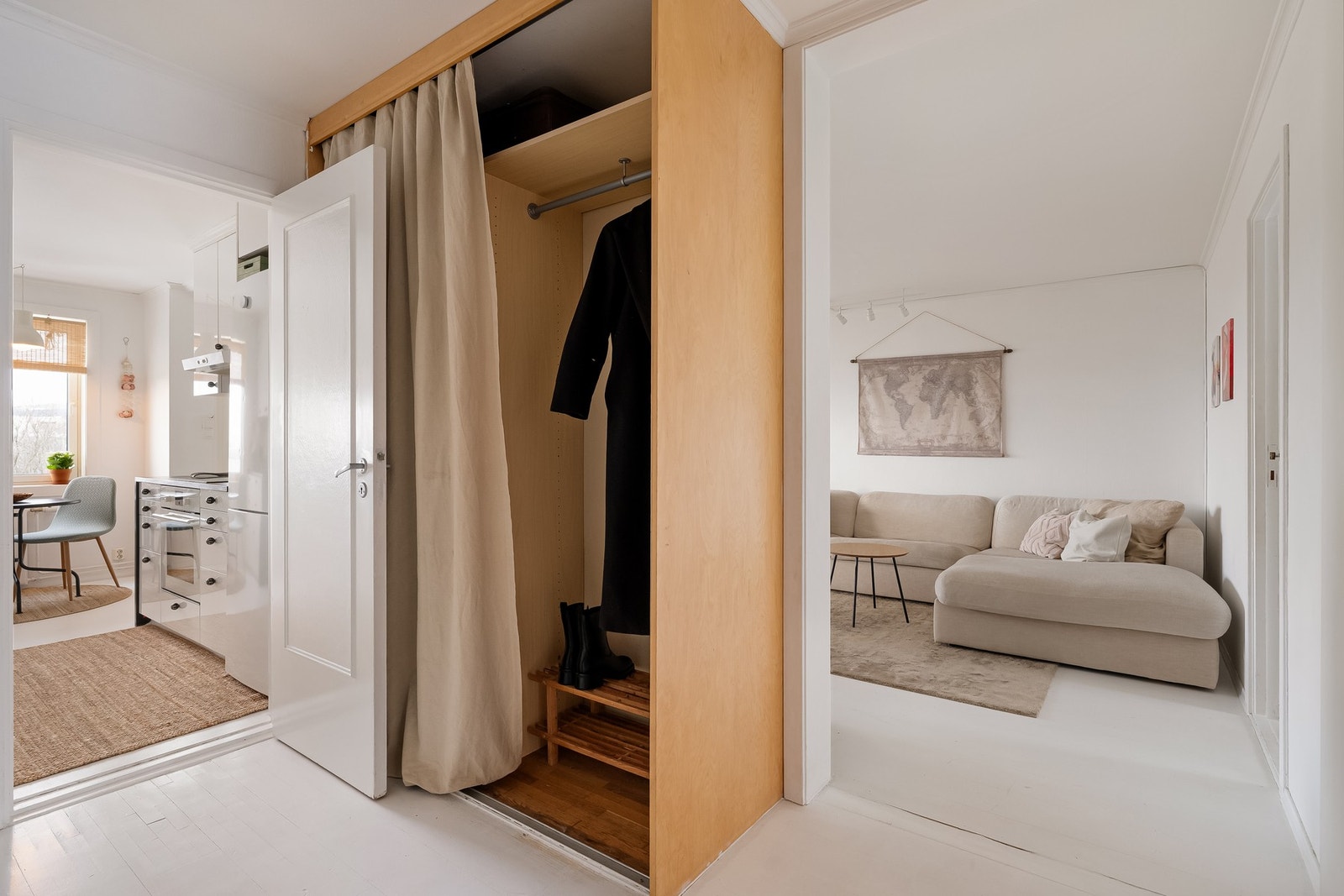 Lys og praktisk entré som gir et umiddelbart godt førsteinntrykk av boligen. Her finner du en smart garderobeløsning med god plass til både sko og yttertøy. Galleribilde