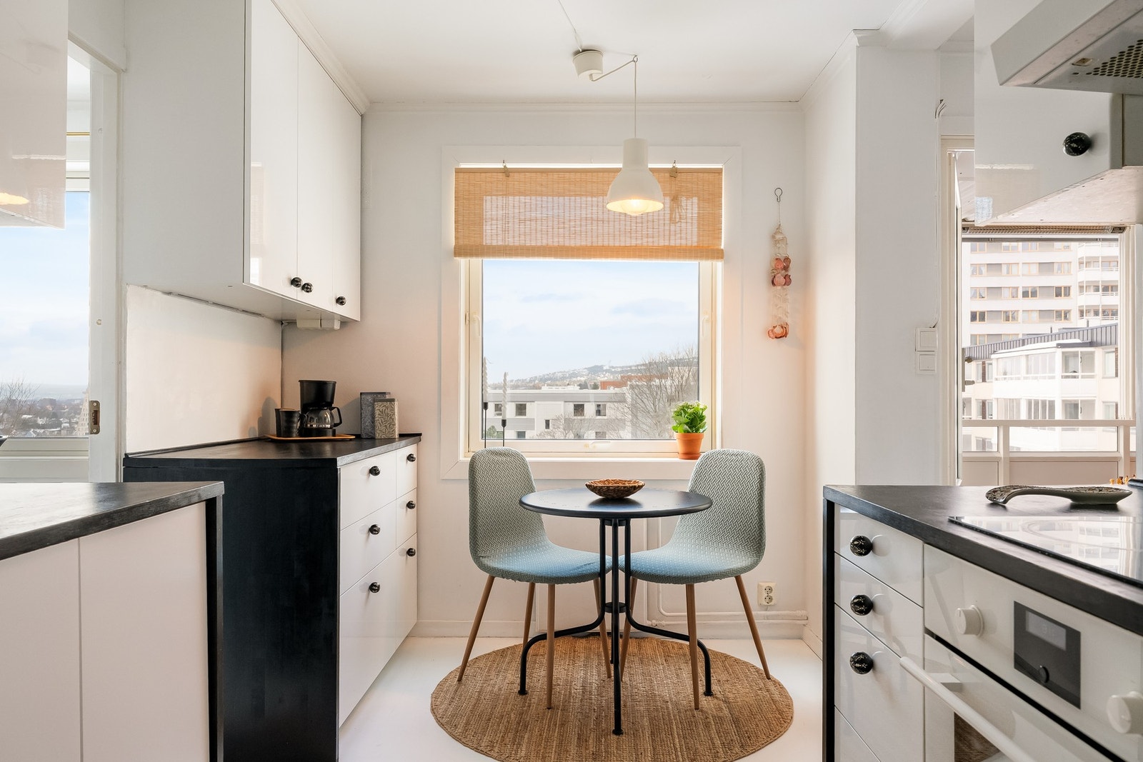 Innbydende og funksjonelt kjøkken med rikelig skap- og benkeplass. Galleribilde