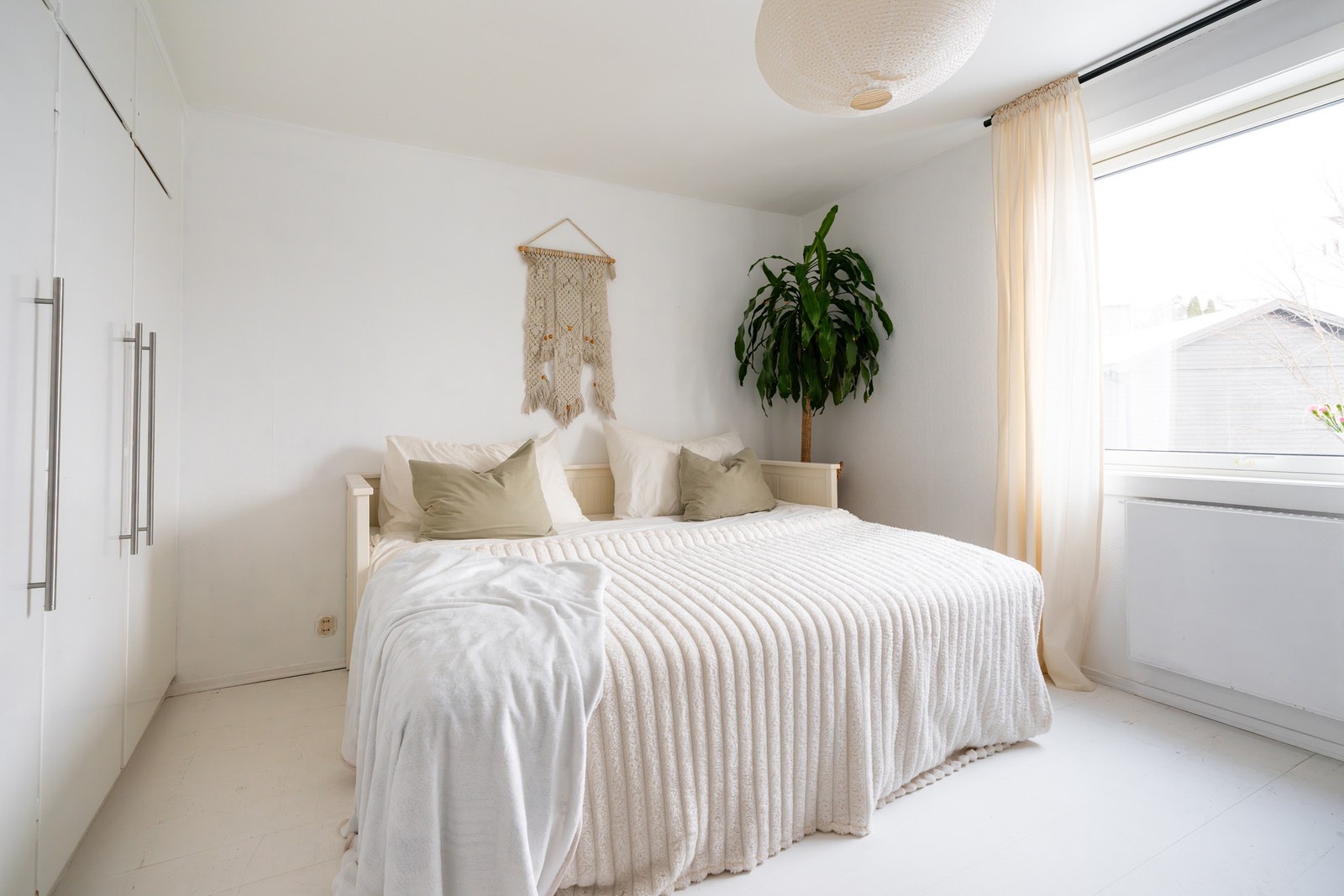 Hovedsoverommet har plass til dobbeltseng og nattbord, samt en romslig garderobeløsning med gode oppbevaringsmuligheter. Galleribilde