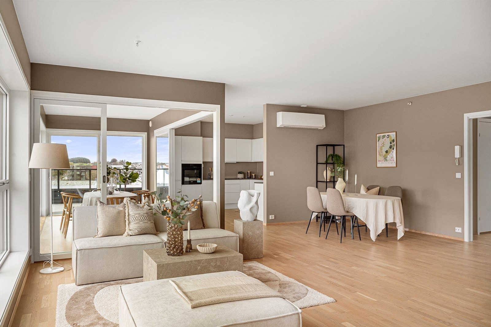 Oppvarming av leiligheten skjer via luft-vann varmepumpe med vegghengt viftekonvektor. Galleribilde