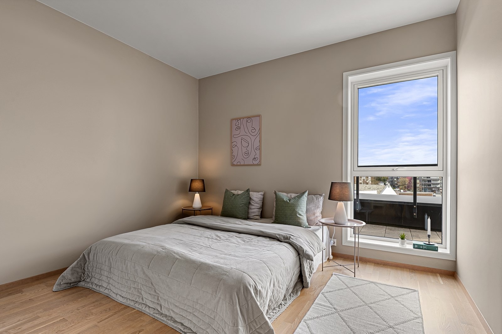 Soverom 2 har god størrelse og leveres med stor garderobe Galleribilde