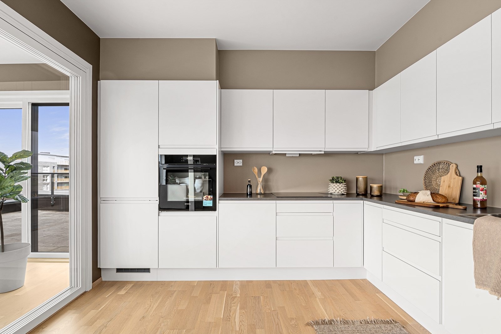 Integrerte hvitevarer som kjøleskap, stekeovn, platetopp og oppvaskmaskin Galleribilde