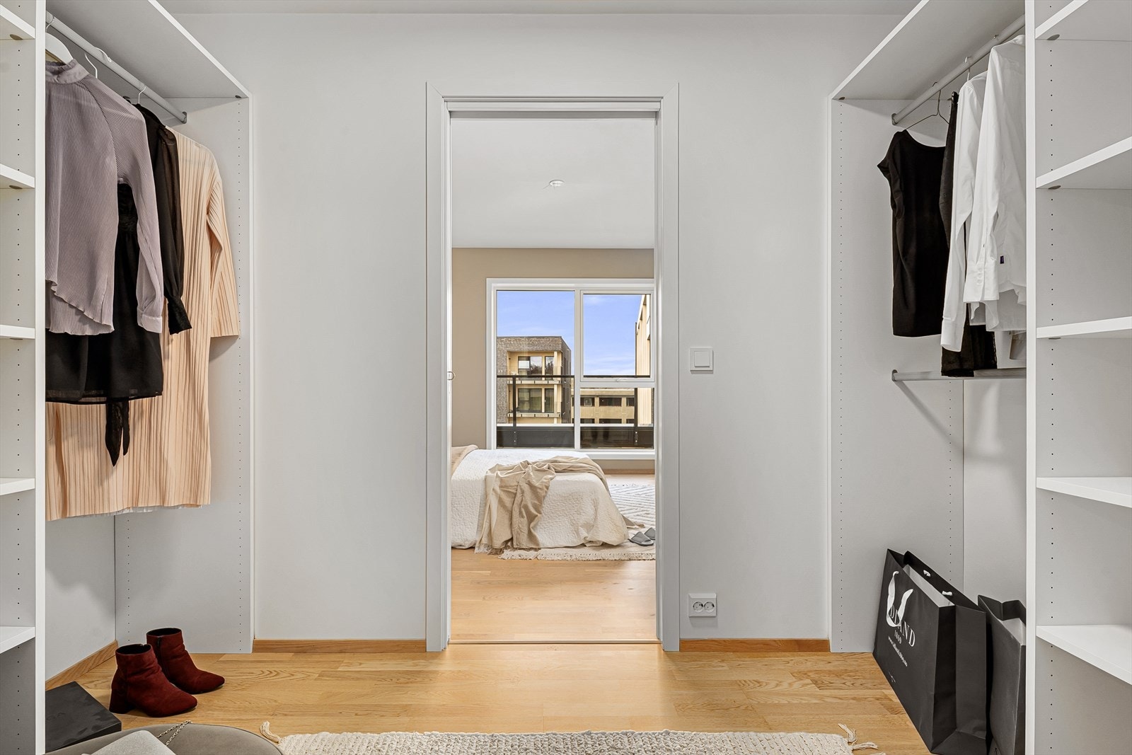 Garderoberom med særs gode oppbevaringsmuligheter Galleribilde