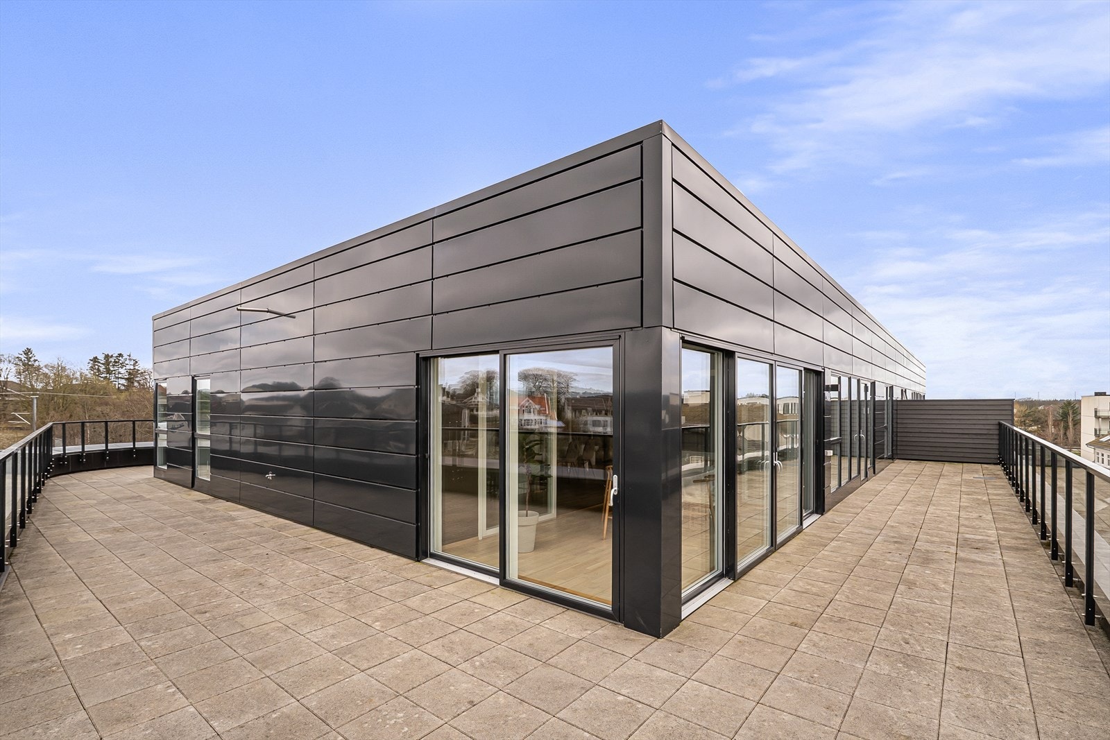 Leiligheten har flere utganger til den store terrassen Galleribilde