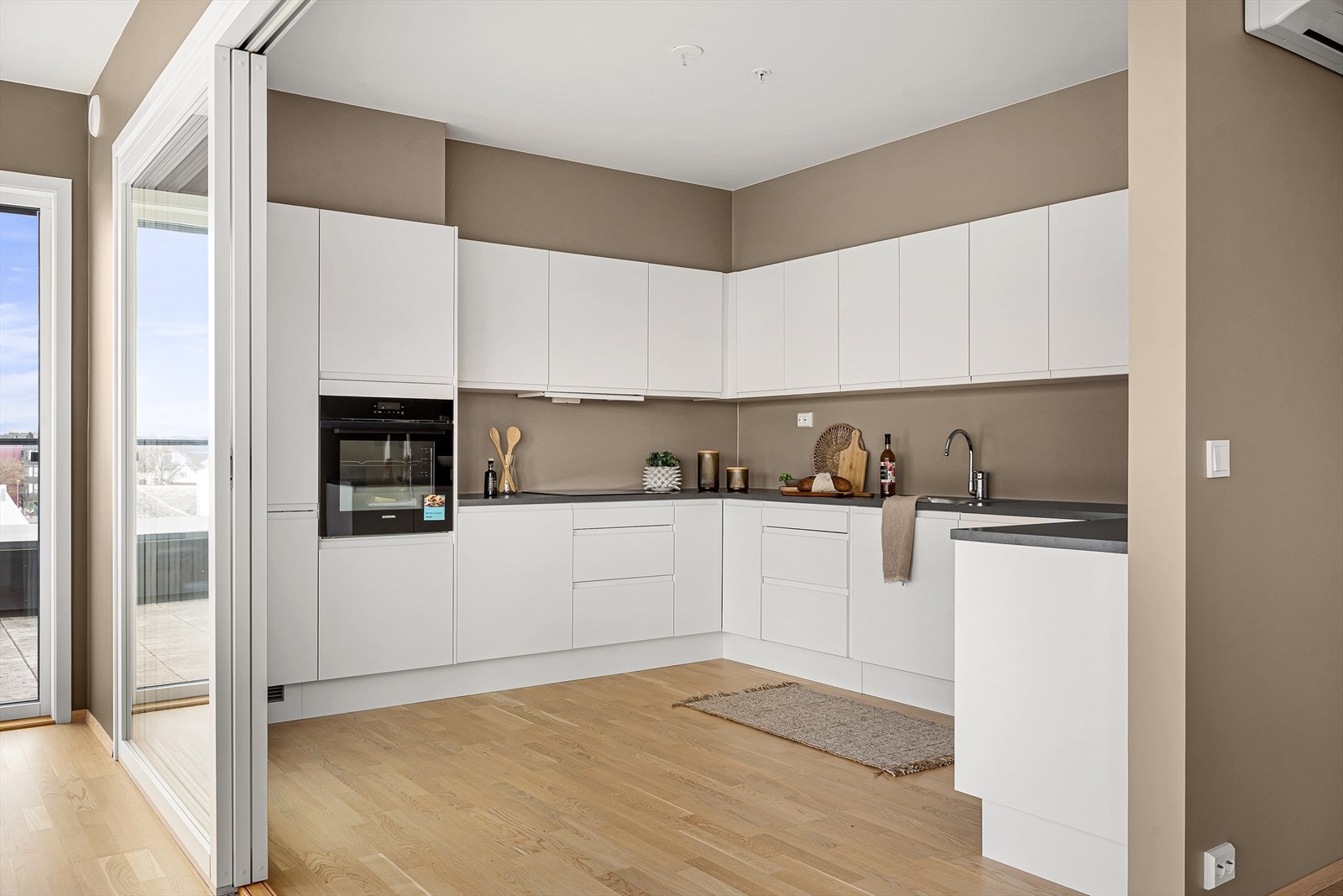 Delikat kjøkken i hvit utførelse levert av Norema Galleribilde