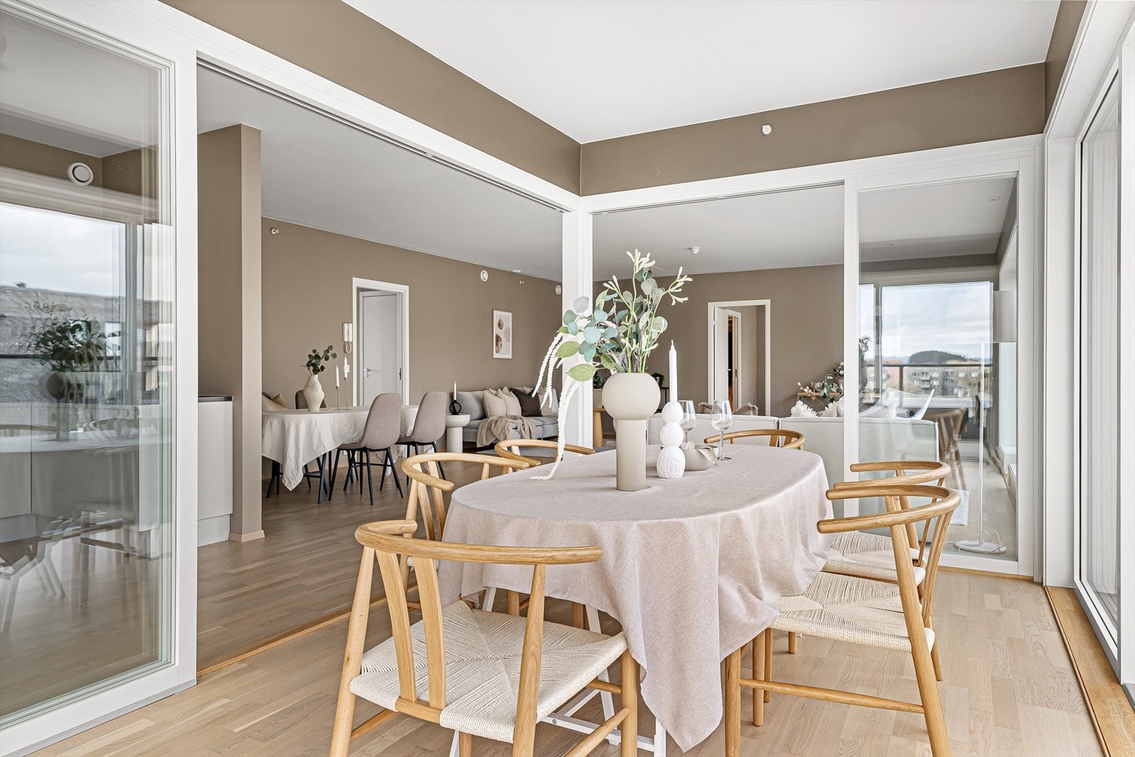 Her er det mulig å stenge av mot kjøkkenet og åpne opp ut til balkongen via skyvefelt Galleribilde