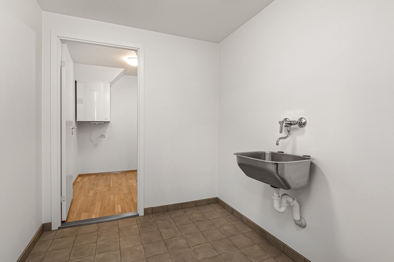 Fra gangen er det tilkomst til et eget vaskerom med bod innenfor Galleribilde