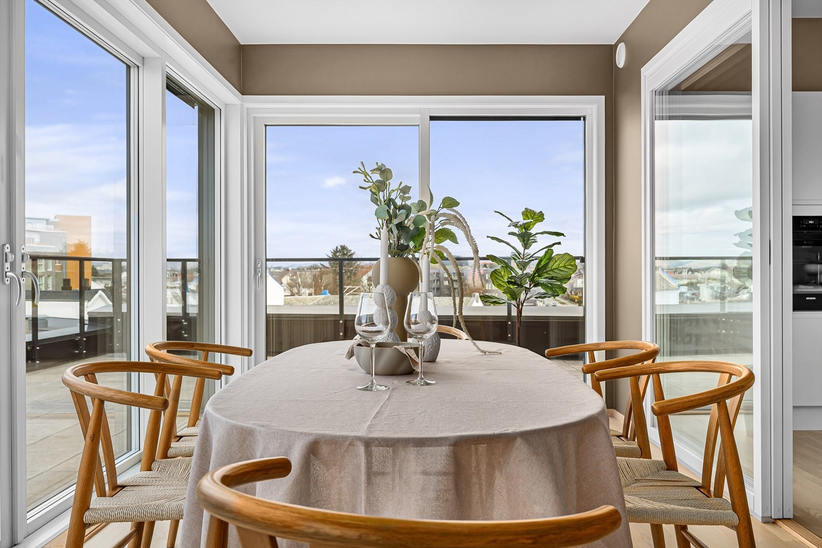 Videre i leiligheten er det en egen spisestue som er utformet som en hagestue Galleribilde