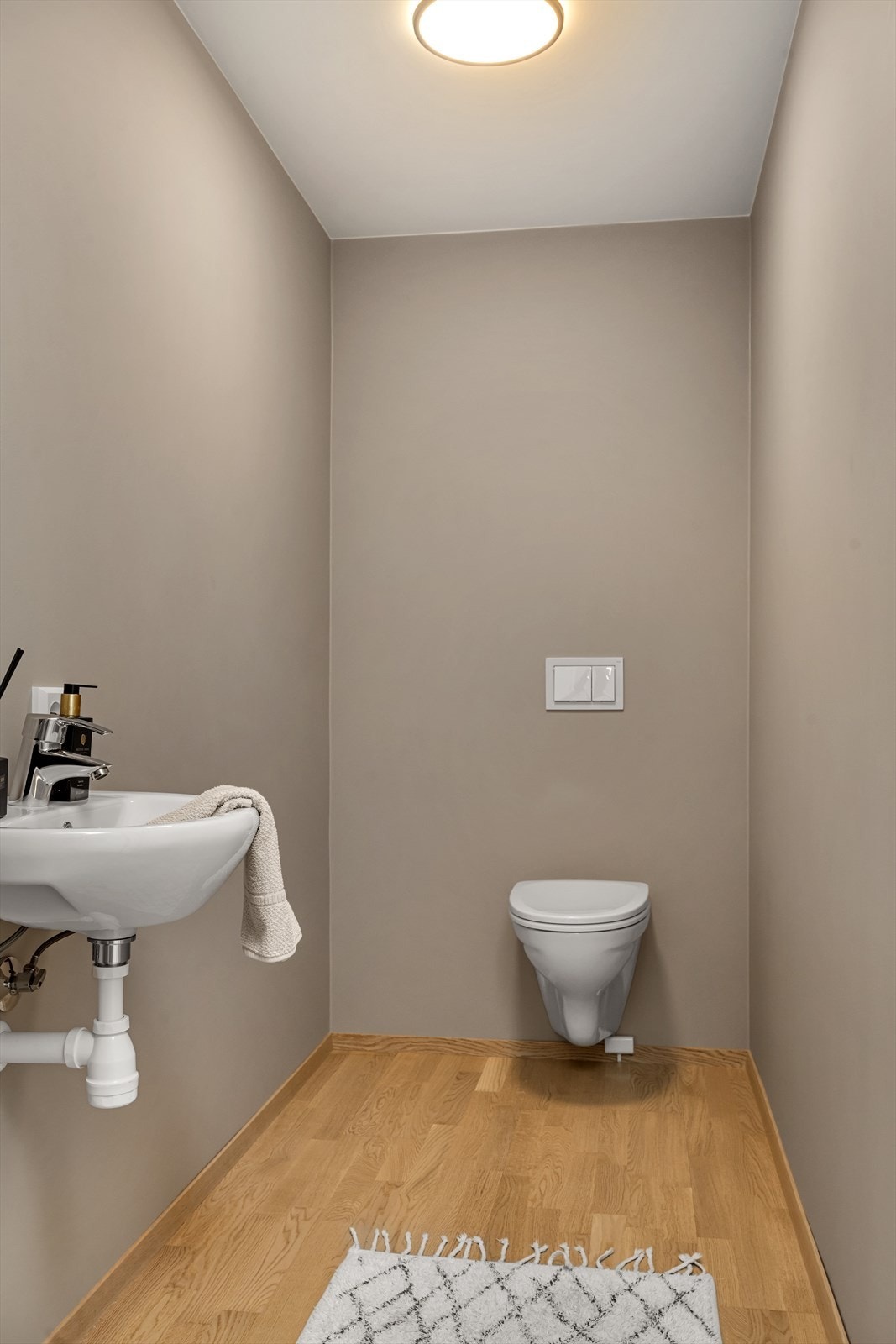 Praktisk gjestetoalett - perfekt for deg som ønsker å holde badet privat fra gjester Galleribilde